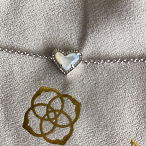 Ari Heart Silver Chain Bracelet In Ivory Mother-Of pearl - Picture 5 of 10